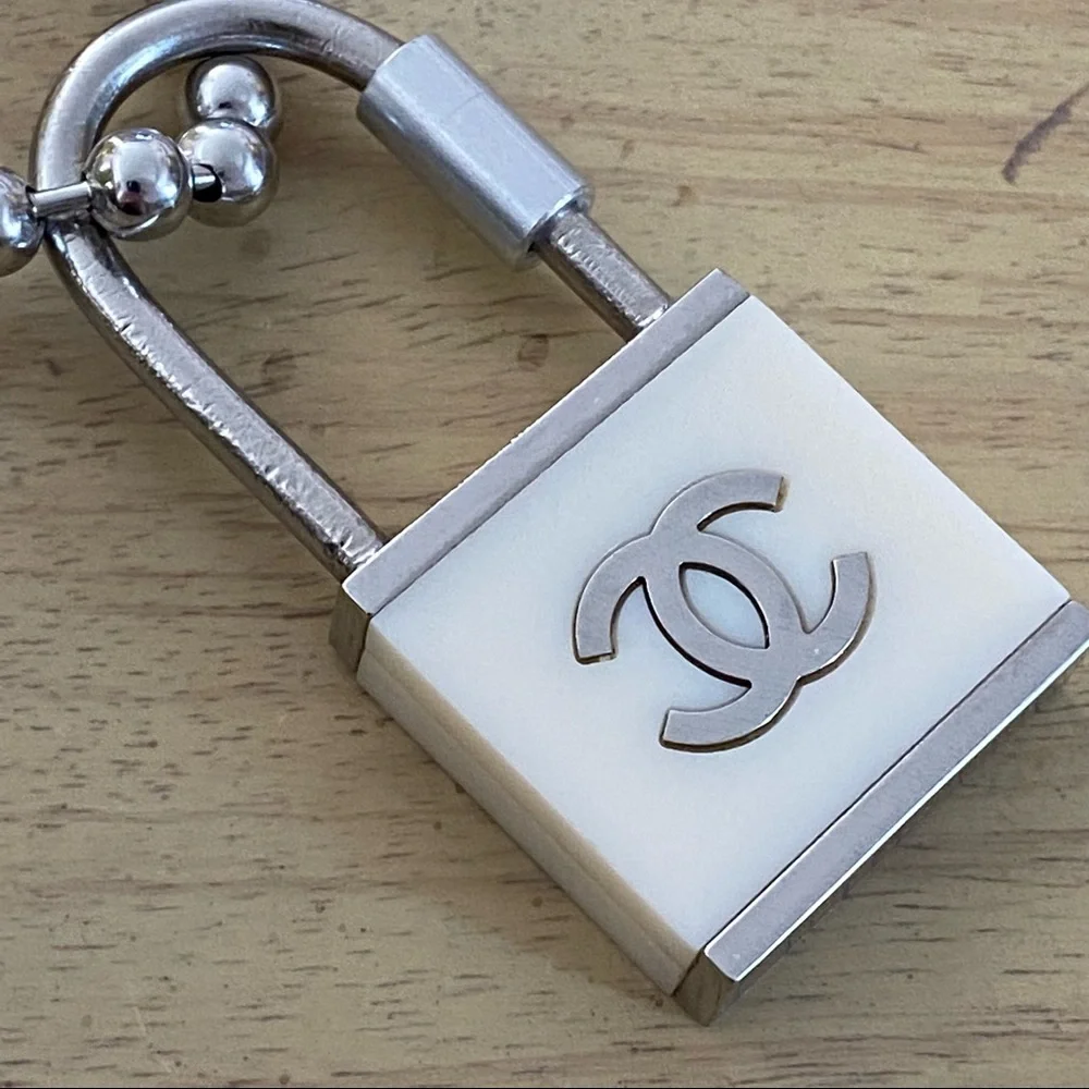 Chanel 02C padlock keychain - Picture 5 of 13